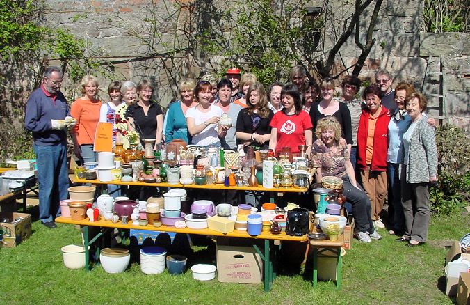 Die Helfergruppe beim Vorsortieren Die Helfergruppe beim Vorsortieren